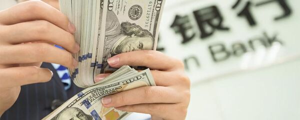 Банковский служащий пересчитывает доллары в Наньтуне, Китай  - 俄罗斯卫星通讯社