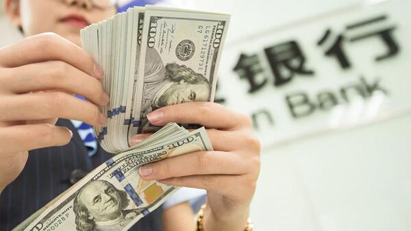 Банковский служащий пересчитывает доллары в Наньтуне, Китай  - 俄罗斯卫星通讯社