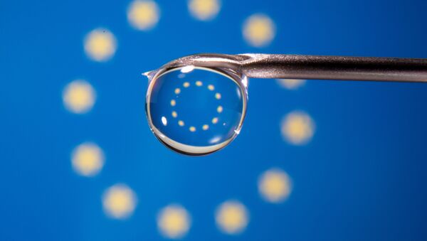 Капля на кончике иглы на фоне флага ЕС - 俄羅斯衛星通訊社
