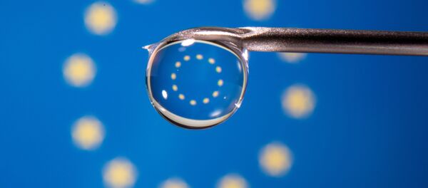 Капля на кончике иглы на фоне флага ЕС - 俄罗斯卫星通讯社