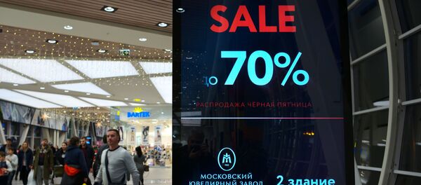 Покупатели во время распродажи в торговом центре Мега Белая дача в Московской области - 俄罗斯卫星通讯社