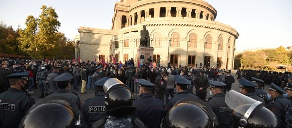  Сотрудники правоохранительных органов и участники митинга оппозиции в Ереване. - 俄罗斯卫星通讯社
