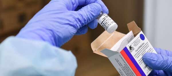 Медсестра городской поликлиники №7 в Симферополе держит в руках ампулу с вакциной Гам-Ковид-Вак от коронавируса.  - 俄罗斯卫星通讯社