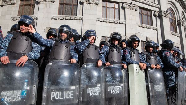  Сотрудники правоохранительных органов во время митинга оппозиции на площади Свободы в Ереване.  - 俄罗斯卫星通讯社