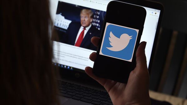 Телефон с логотипом Твиттера на фоне Трампа - 俄罗斯卫星通讯社