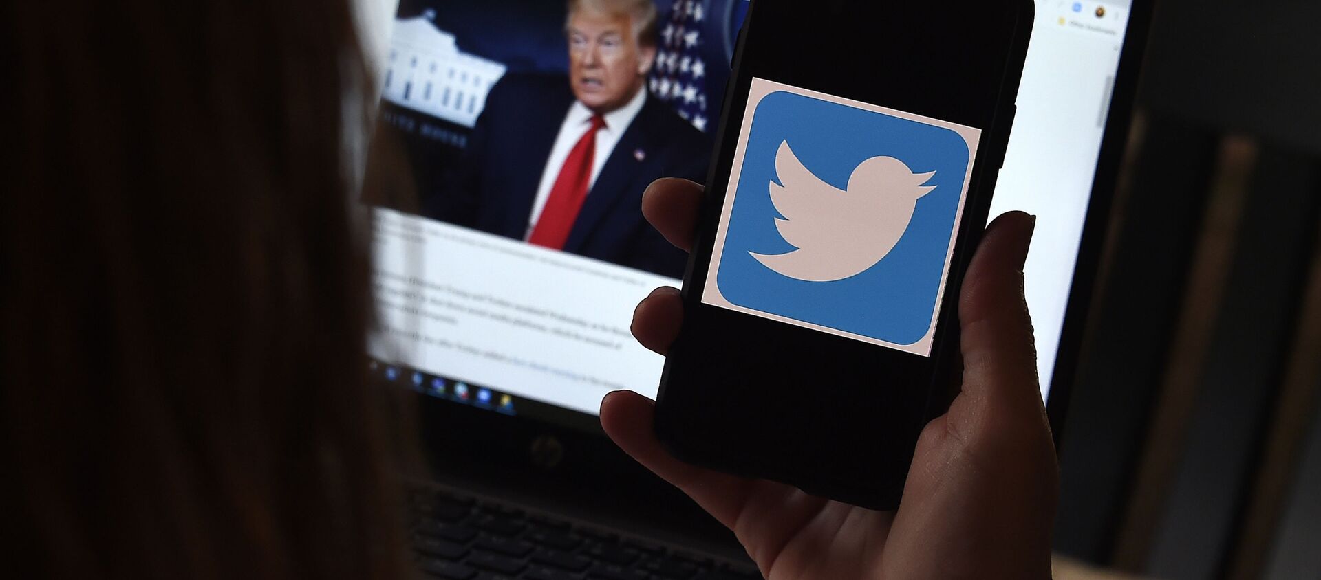 Телефон с логотипом Твиттера на фоне Трампа - 俄羅斯衛星通訊社, 1920, 14.01.2021