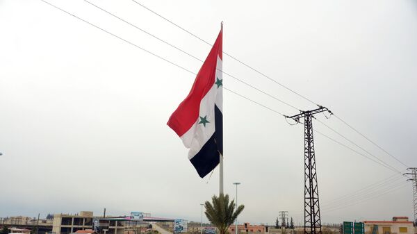 Сирийский флаг в освобожденном от боевиков городе Мааррат-эн-Нууман в Сирии - 俄羅斯衛星通訊社