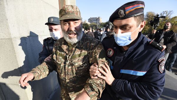 Сотрудники полиции задерживают участника митинга оппозиции на площади Свободы в Ереване - 俄罗斯卫星通讯社
