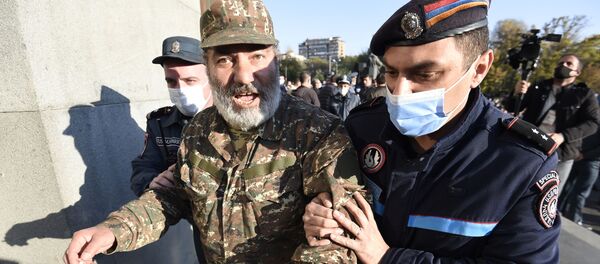 Сотрудники полиции задерживают участника митинга оппозиции на площади Свободы в Ереване Сотрудники полиции задерживают участника митинга оппозиции на площади Свободы в Ереване - 俄羅斯衛星通訊社