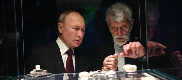 Президент РФ Владимир Путин во время экскурсии по новому Музею археологии Чудова монастыря - 俄羅斯衛星通訊社