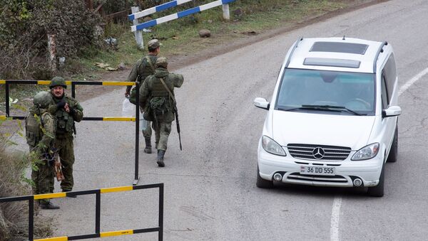Российские военнослужащие из состава миротворческих сил патрулируют город Лачин - 俄罗斯卫星通讯社
