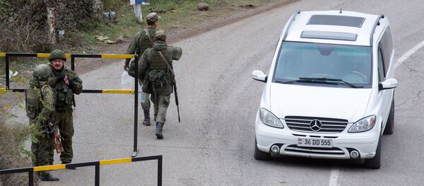 Российские военнослужащие из состава миротворческих сил патрулируют город Лачин - 俄罗斯卫星通讯社
