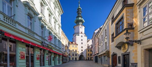 Пустынная улица исторического центра Братиславы, Словакия - 俄罗斯卫星通讯社