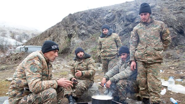Военнослужащие армии обороны Арцаха во время приготовления пищи - 俄羅斯衛星通訊社