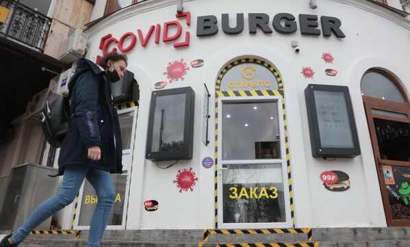 塞瓦斯托波尔“新冠汉堡”小吃店周围的人们 - 俄罗斯卫星通讯社