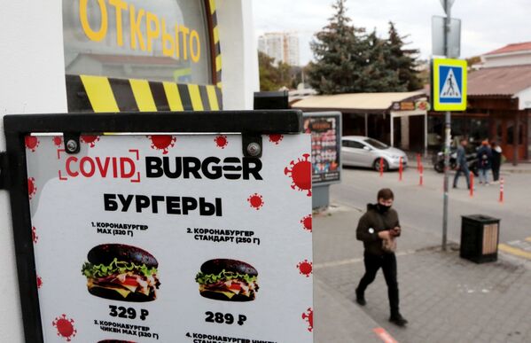 塞瓦斯托波尔“新冠汉堡”小吃店周围的人们 - 俄罗斯卫星通讯社