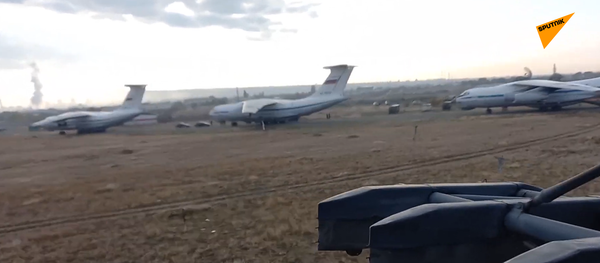 俄國防部米-8和米-24護航俄維和車隊 - 俄羅斯衛星通訊社