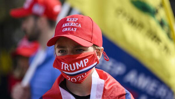 Supporters of US president Donald Trump look on in front of the White House as they gather near counter protesters in Washington, DC on November 13, 2020. - 俄羅斯衛星通訊社