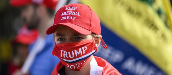 Supporters of US president Donald Trump look on in front of the White House as they gather near counter protesters in Washington, DC on November 13, 2020. - 俄罗斯卫星通讯社