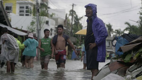 Местные жители на улице после тайфуна Вонгфонг, обрушившегося на центральную часть Филиппин - 俄罗斯卫星通讯社