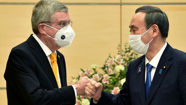 Премьер-министр Японии Ёсихидэ Суга и президент Международного олимпийского комитета (МОК) Томас Бах во время встречи в Токио  - 俄罗斯卫星通讯社