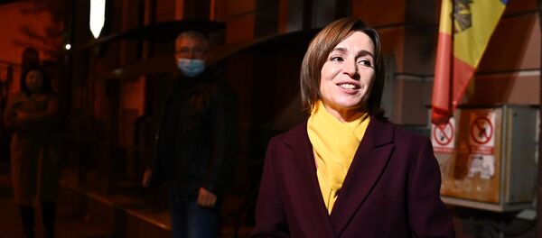 Победившая на президентских выборах в Молдавии  Майя Санду у штаб-квартиры партии Действие и солидарность в Кишеневе - 俄罗斯卫星通讯社