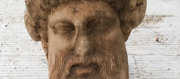 Голова древней статуи греческого бога Гермеса в Афинах, которая была обнаружена во время раскопок с целью улучшения канализационной системы в центральных Афинах, сообщает министерство культуры. 15 ноября 2020 - 俄羅斯衛星通訊社