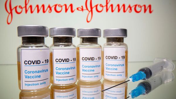 Флаконы с надписью Вакцина от COVID-19 на фоне логотипа  Johnson & Johnson - 俄羅斯衛星通訊社