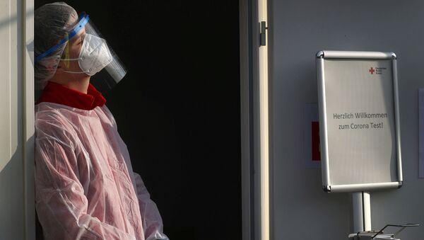 A member of Germany's Red Cross medical staff waits for people at a newly installed drive- and walk-in corona test centre as the spread of the coronavirus disease (COVID-19) continues in Frankfurt - 俄罗斯卫星通讯社