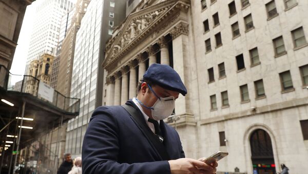 A man wears a protective mask as he walks past the New York Stock Exchange on the corner of Wall and Broad streets during the coronavirus outbreak in New York City, New York, U.S., March 13, 2020 - 俄羅斯衛星通訊社