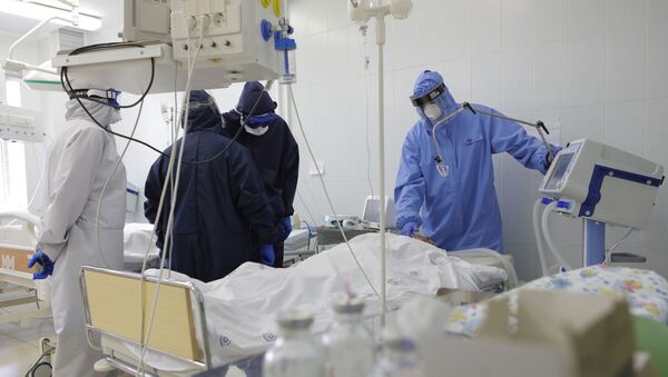  Медицинские работники и пациент в реанимационной палате в ковид-госпитале, организованном в центральной районной больнице в городе Шебекино в Белгородской области - 俄罗斯卫星通讯社