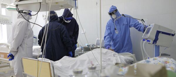  Медицинские работники и пациент в реанимационной палате в ковид-госпитале, организованном в центральной районной больнице в городе Шебекино в Белгородской области - 俄羅斯衛星通訊社