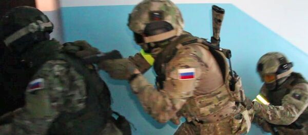Сотрудники ФСБ РФ во время задержания межрегиональной преступной группы - 俄罗斯卫星通讯社