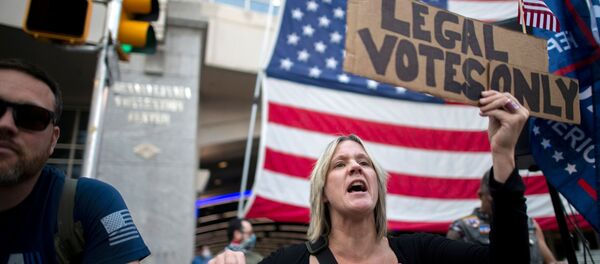 Сторонница Дональда Трампа с плакатом Только законные голоса на одной из улиц Филадельфии - 俄罗斯卫星通讯社