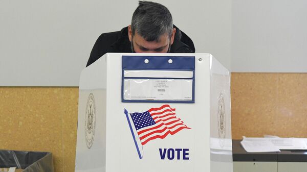 Избиратель во время голосования на выборах президента США на одном из избирательных участков в Нью-Йорке - 俄罗斯卫星通讯社