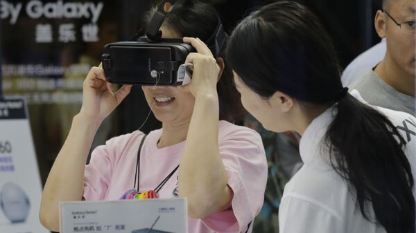 Женщина испытывает VR-очки. Пекин - 俄羅斯衛星通訊社