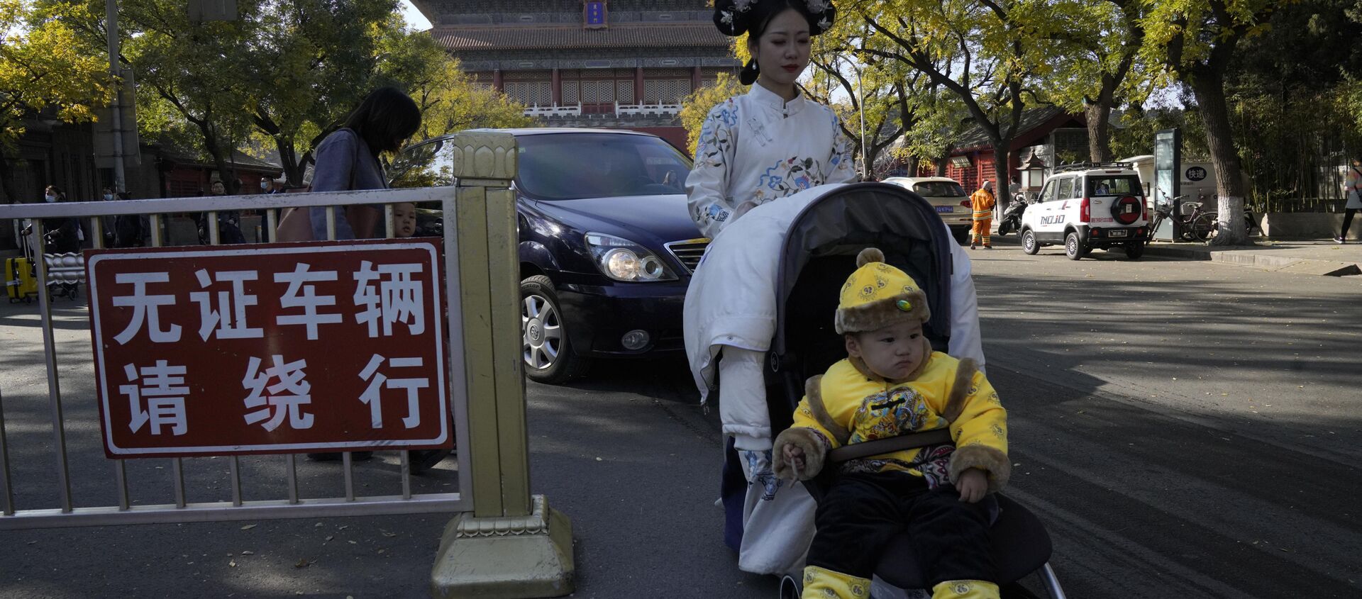 Женщина в традиционном китайском костюме с ребенком, одетым как император, возле Запретного города в Пекине. - 俄羅斯衛星通訊社, 1920, 13.05.2021