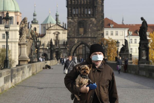 查理大桥上一名戴医用防护口罩的男子，捷克布拉格 - 俄罗斯卫星通讯社