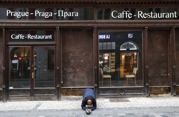 一乞丐跪在关闭的餐厅前，捷克布拉格 - 俄罗斯卫星通讯社