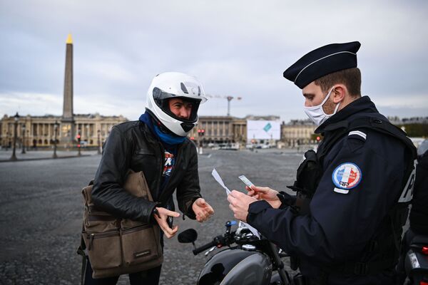 法国警察在巴黎协和广场检查一名骑摩托车的人的证件 - 俄罗斯卫星通讯社