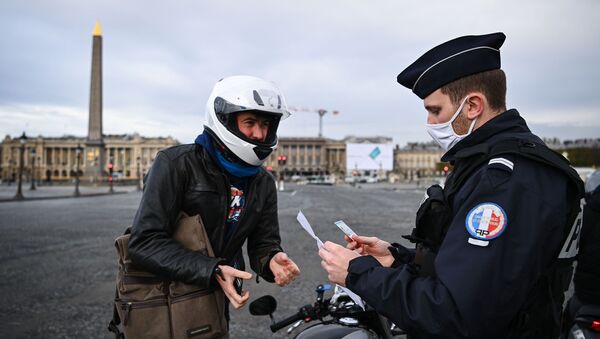 Французский полицейский проверяет документы мотоциклиста на площади Согласия в Париже, Франция - 俄罗斯卫星通讯社