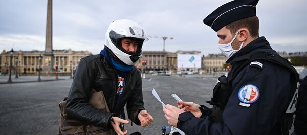 Французский полицейский проверяет документы мотоциклиста на площади Согласия в Париже, Франция - 俄羅斯衛星通訊社