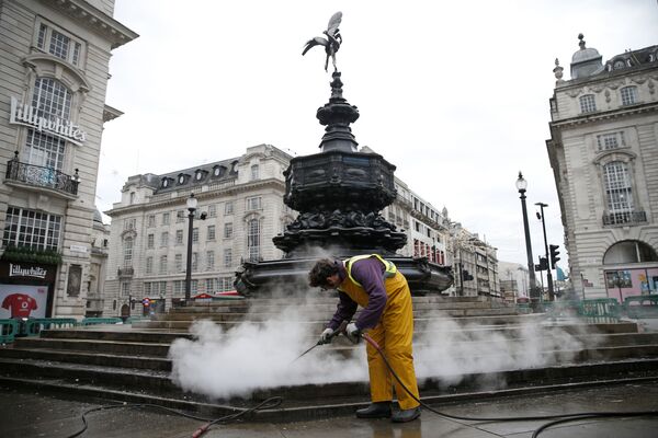 工作人员清理沙夫茨伯里纪念喷泉的台阶，英国伦敦 - 俄罗斯卫星通讯社