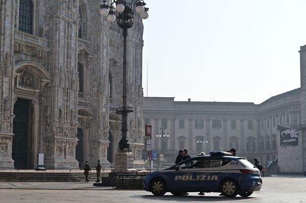 意大利士兵和一名警察在米兰大教堂前 - 俄罗斯卫星通讯社