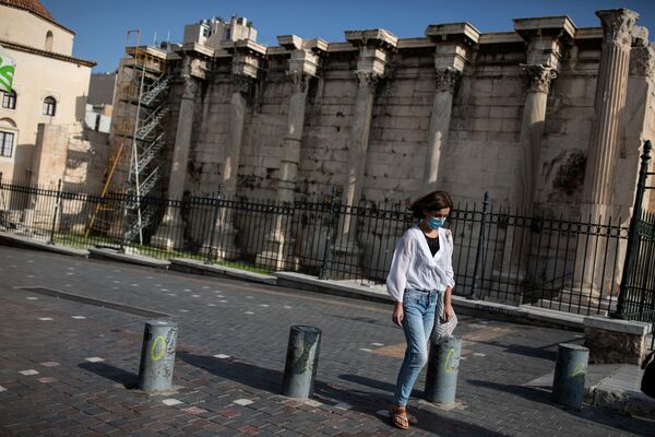 政府因新冠疫情宣布实施封锁期间，一名戴口罩的女子走过哈德良图书馆遗址，希腊雅典 - 俄罗斯卫星通讯社