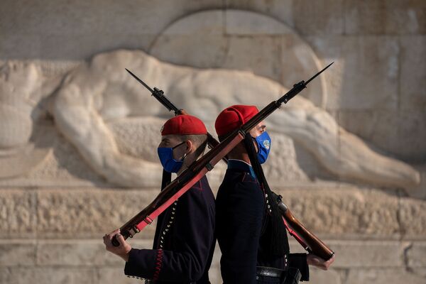 政府因新冠疫情宣布实施封锁期间，希腊总统卫队戴着口罩在无名战士纪念碑前执勤，希腊雅典 - 俄罗斯卫星通讯社
