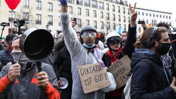 Участники акции протеста против COVID-ограничений в центре Берлина, Германия - 俄罗斯卫星通讯社