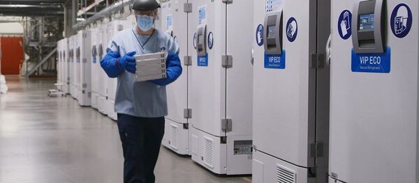 Сотрудник на предприятии Pfizer в Пуурсе, Бельгия Сотрудник на предприятии Pfizer в Пуурсе, Бельгия - 俄罗斯卫星通讯社