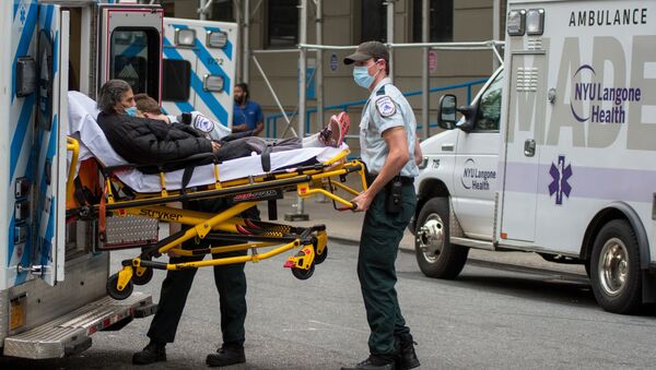  Медицинские работники доставили женщину в больницу на Манхэттене в Нью-Йорке. - 俄罗斯卫星通讯社