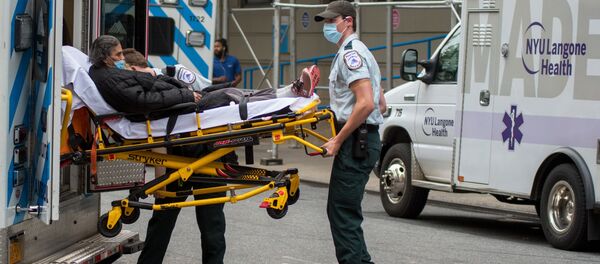  Медицинские работники доставили женщину в больницу на Манхэттене в Нью-Йорке. - 俄罗斯卫星通讯社